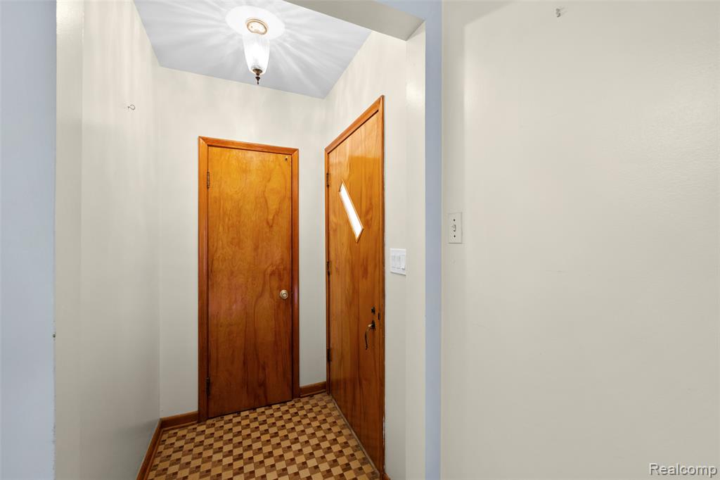 26504 Doxtator Street N, Dearborn Heights, MI 48127 — Photo 8
