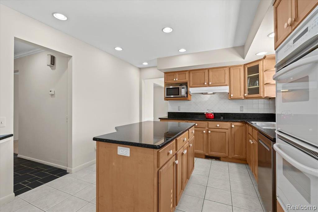 5888 RED COAT Lane, West Bloomfield, MI — Photo 12