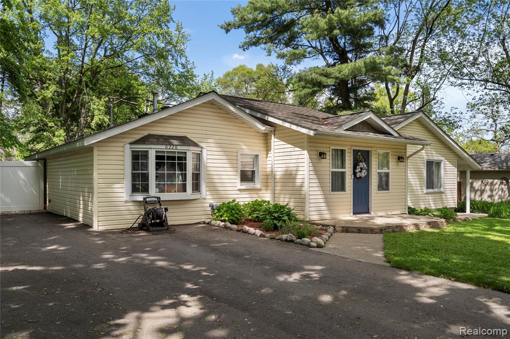 6226 Rowley Boulevard, Waterford, MI 48329 — Photo 2