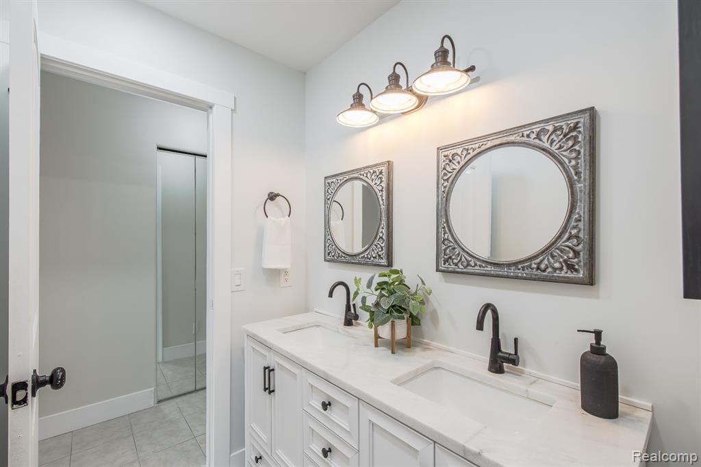 5914 Pleasant Drive, Waterford, MI 48329 — Photo 25
