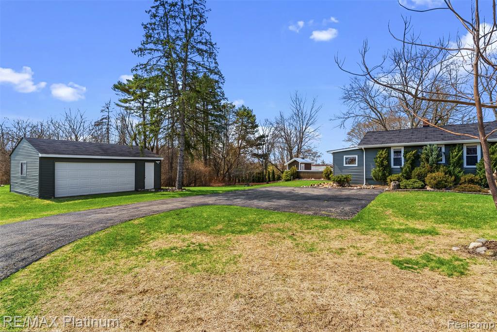 11124 White Lake Road, Fenton, MI 48430 — Photo 2
