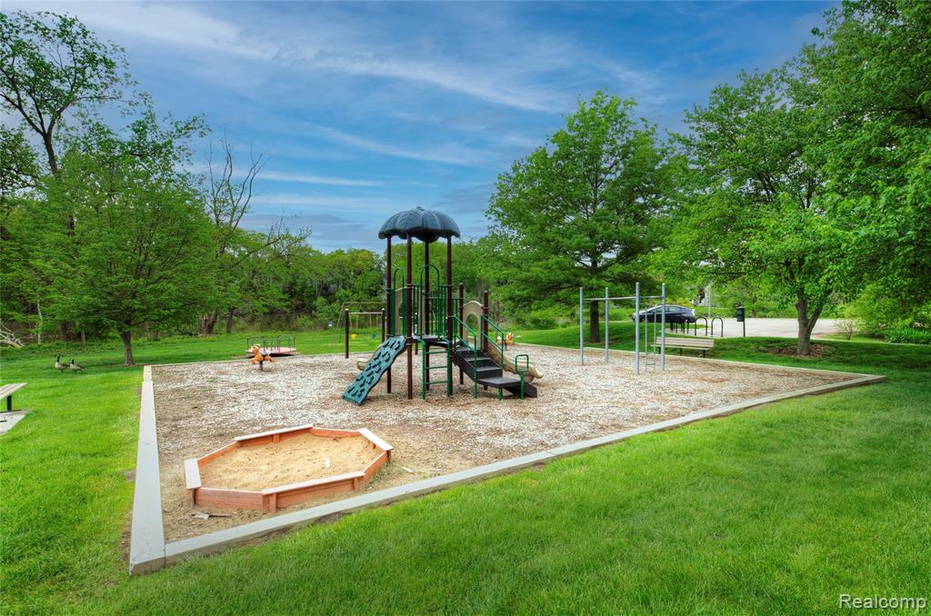 671 Watersedge Drive, Ann Arbor, MI 48105 — Photo 32