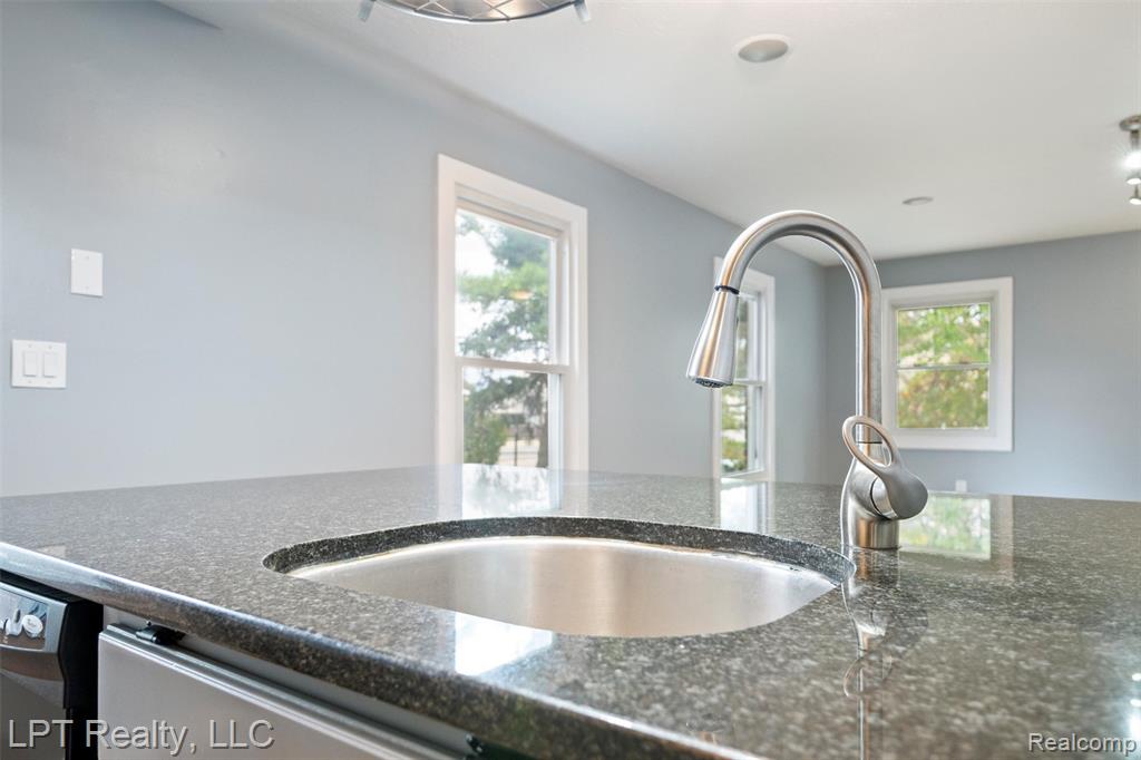 38201 Carolon Boulevard, 17B, Westland, MI — Photo 12