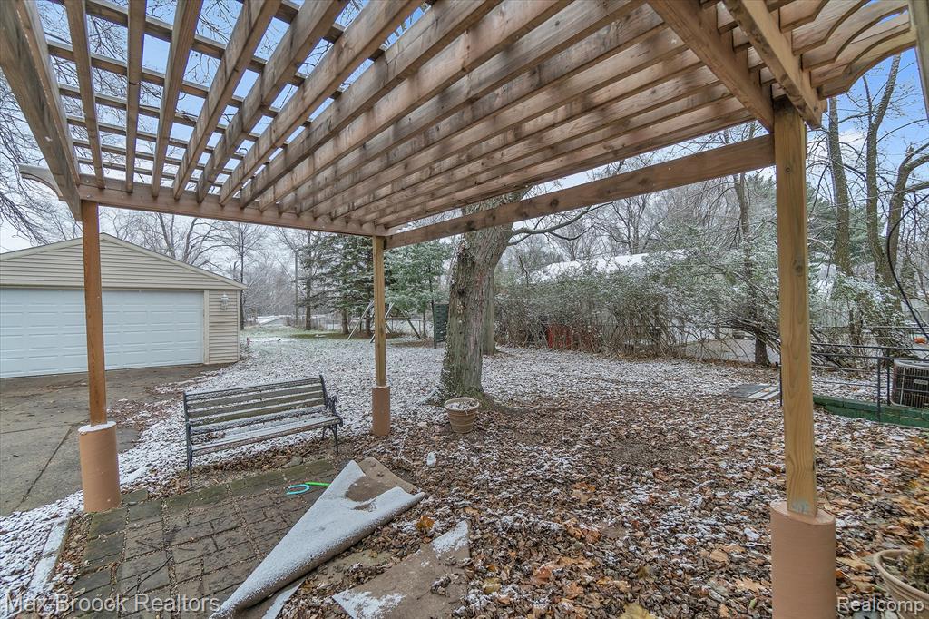 978 PANORAMA Drive, Milford, MI 48381 — Photo 24