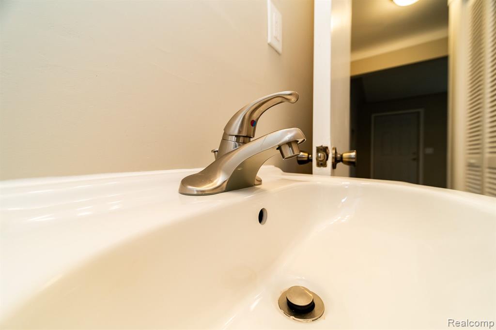 634 W HARWOOD Avenue, Madison Heights, MI 48071 — Photo 26