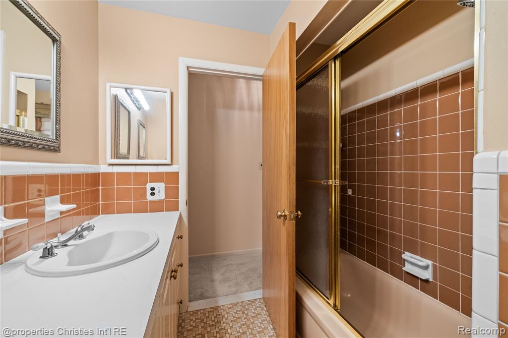 7479 Carrousel Boulevard, Westland, MI — Photo 15