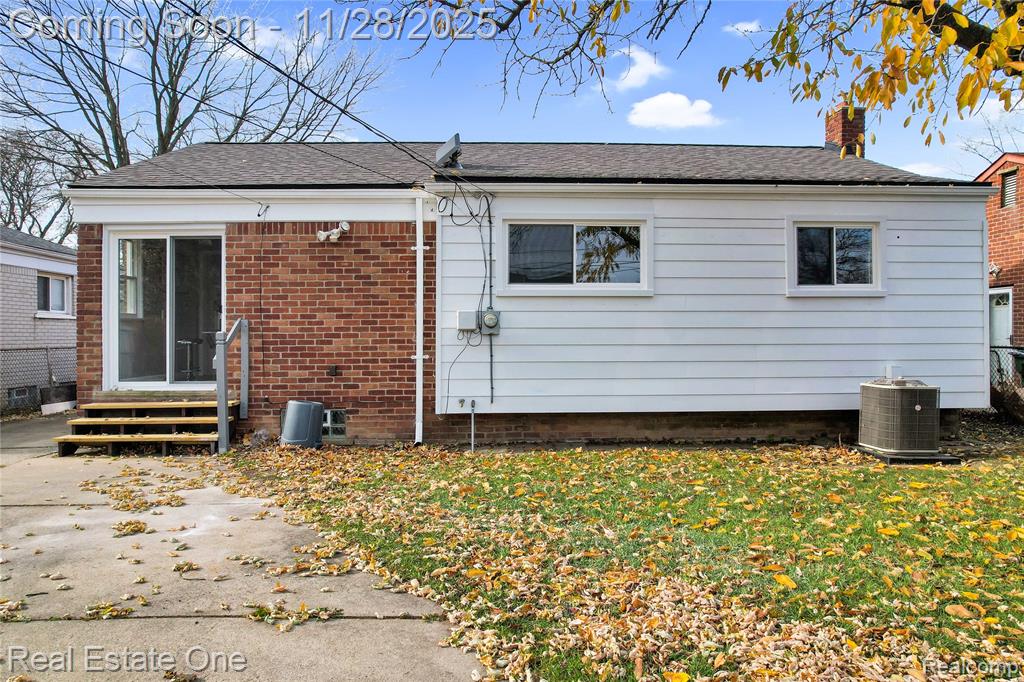 556 Harrison Street, Garden City, MI — Photo 5