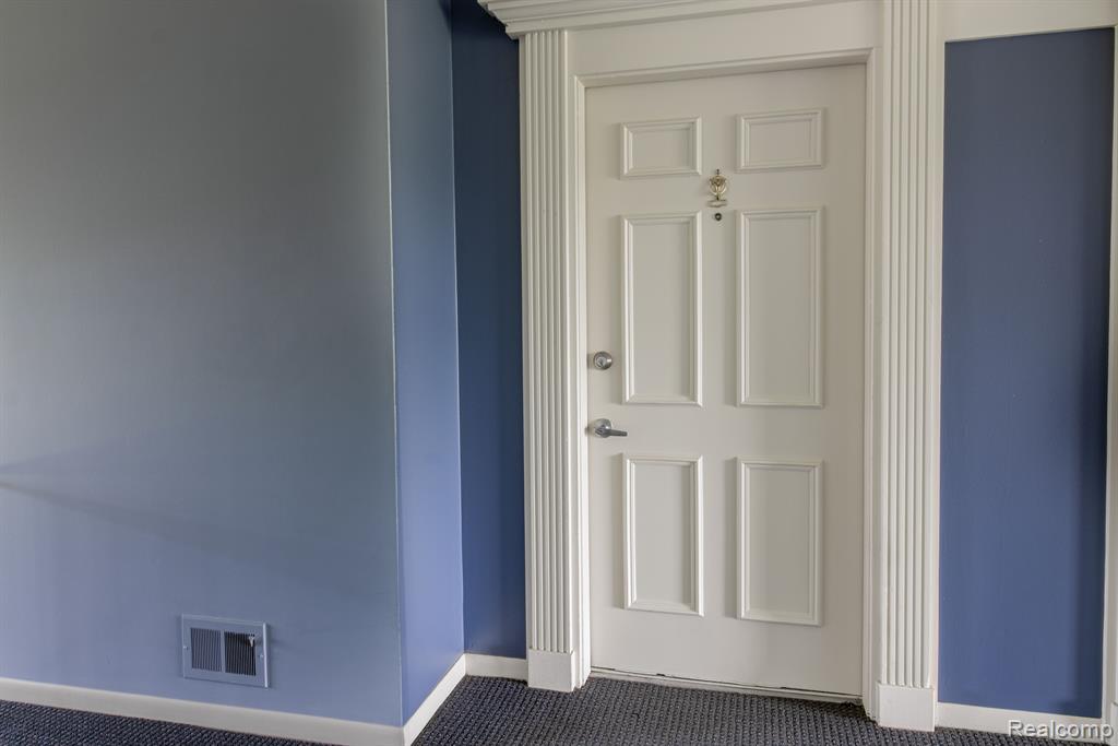 500 FOX HILLS Drive N, A-8, Bloomfield Hills, MI 48304 — Photo 3