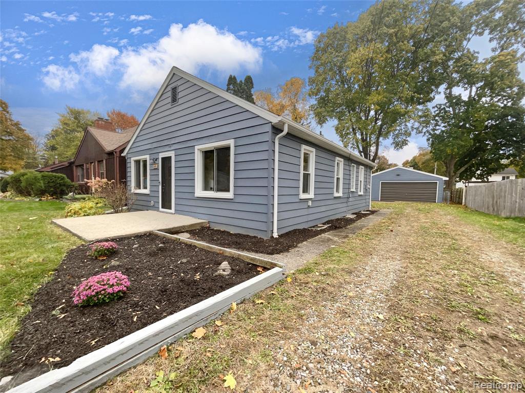 6441 Crest Drive, Waterford, MI 48329 — Photo 2