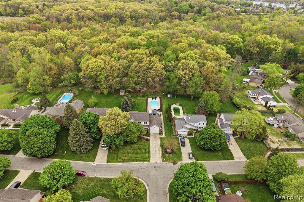 8876 Wintercove Drive, Commerce Twp, MI 48382 — Photo 12