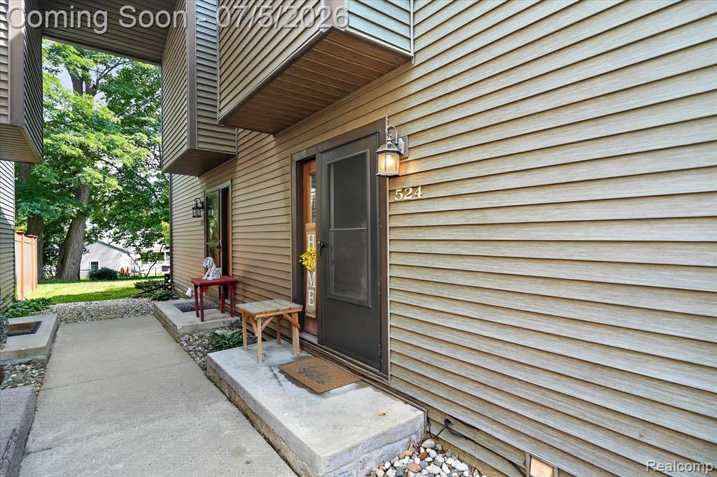 524 W Rockwell Street, Fenton, MI 48430 — front exterior