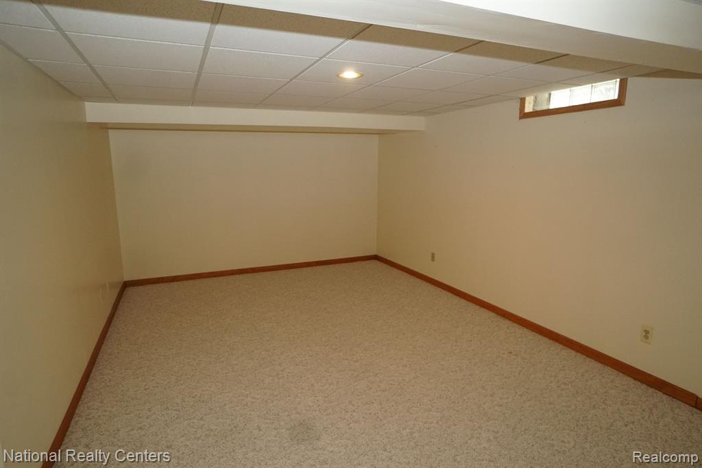 441 SANDALWOOD Drive, Rochester Hills, MI 48307 — Photo 34