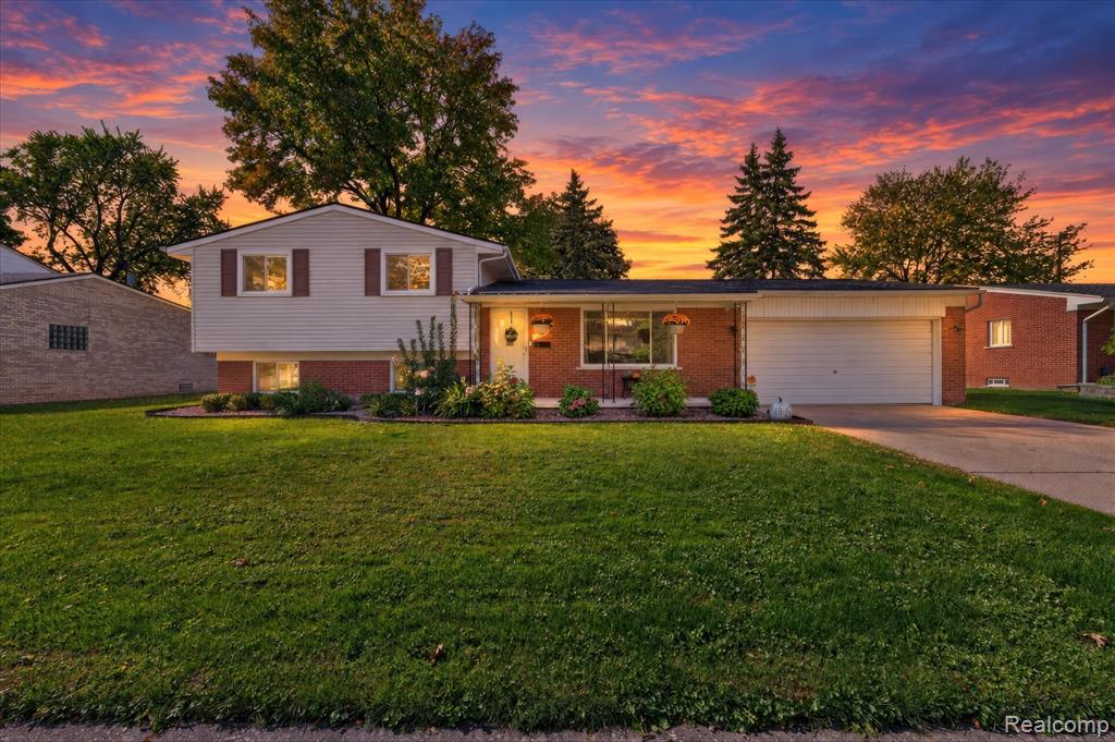 16505 Country Club Drive, Livonia, MI 48154
