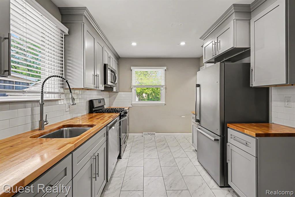 6736 Cloverton Drive, Waterford, MI 48329 — Photo 5