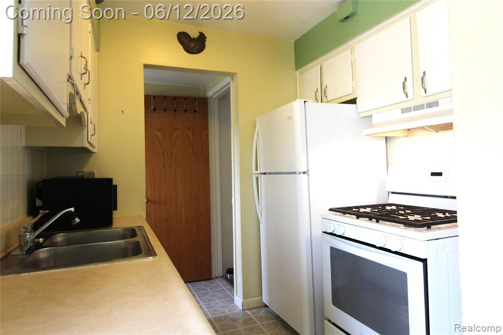 20165 Merle Court, Clinton Twp, MI 48035 — Photo 9