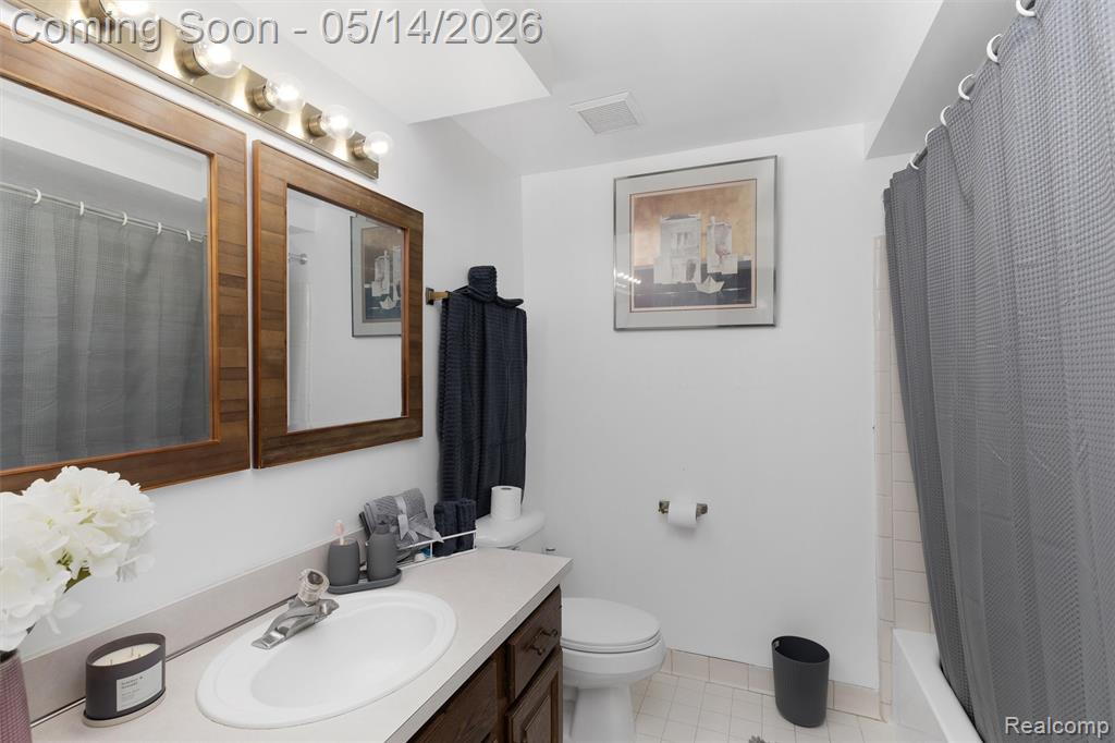 27526 Bridle Hills Drive, Farmington, MI 48336 — Photo 28