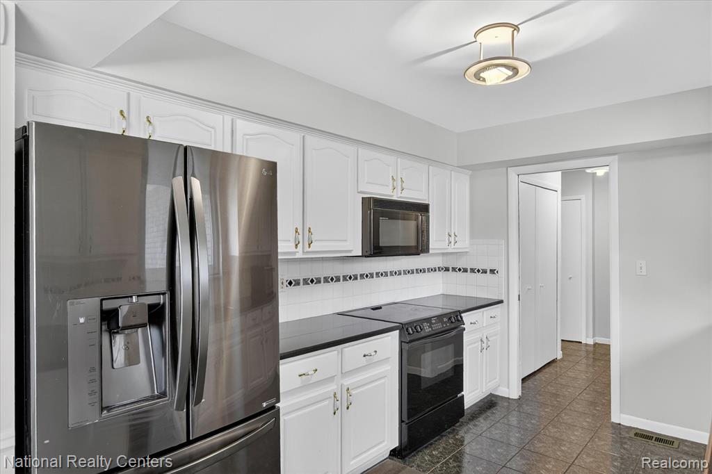 21730 Riverview Drive, Beverly Hills, MI 48025 — Photo 21