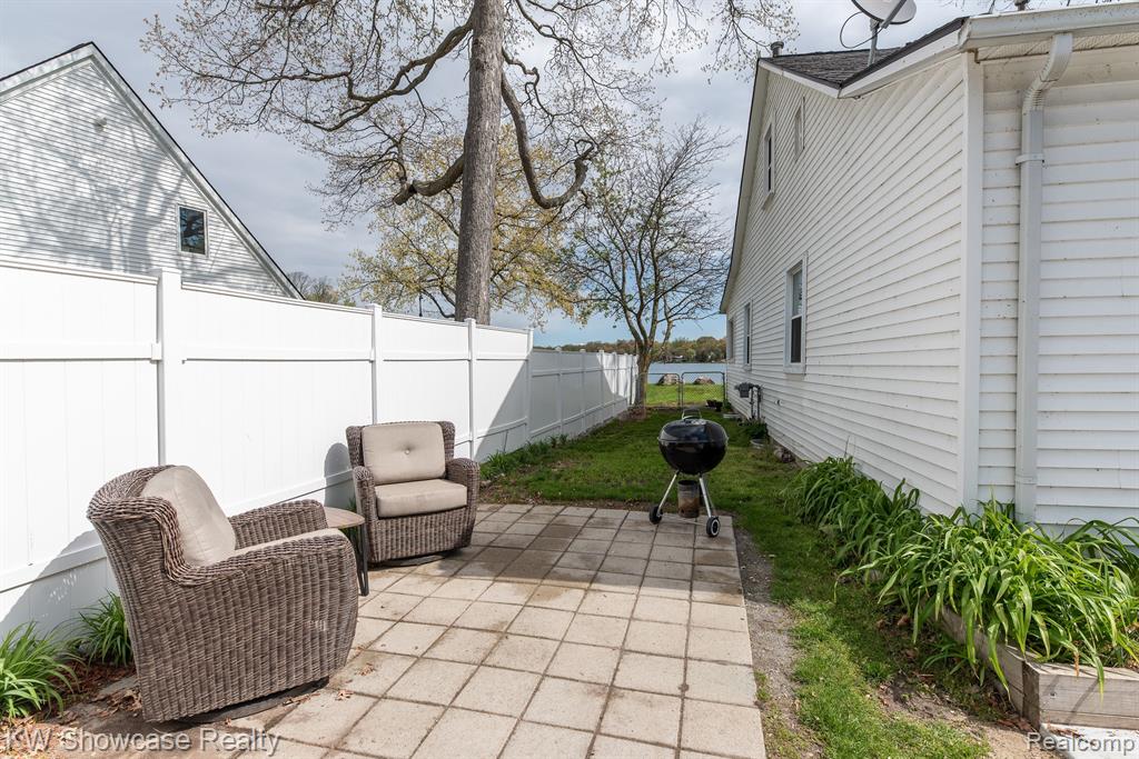 8665 Cooley Lake Road, White Lake, MI 48382 — Photo 36