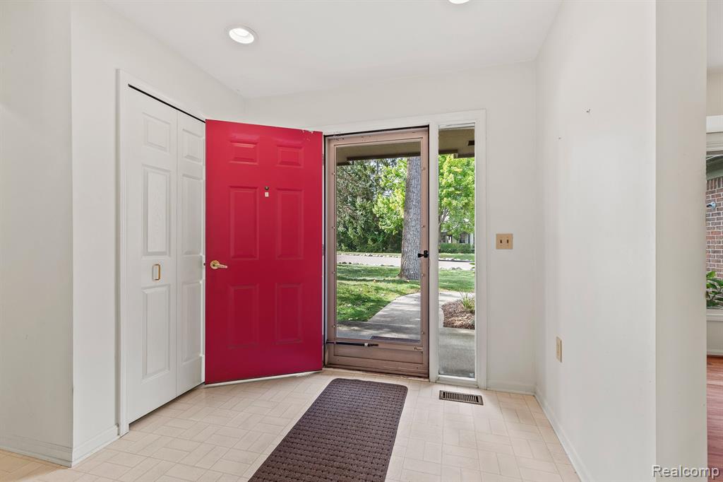 21382 MAGNOLIA Court, 1, Farmington Hills, MI 48336 — Photo 3