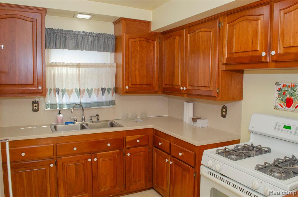 9819 WESTMORE Street, Livonia, MI 48150 — Photo 20