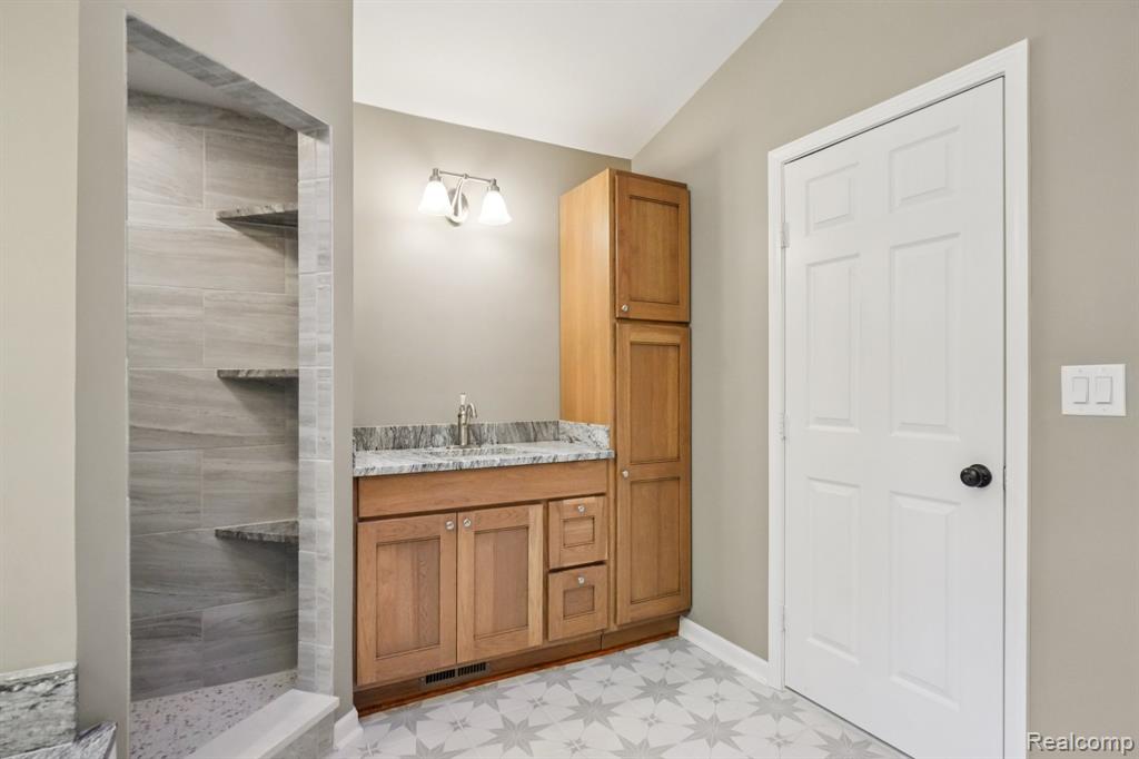 4123 Windiate Park Drive, Waterford, MI 48329 — Photo 22