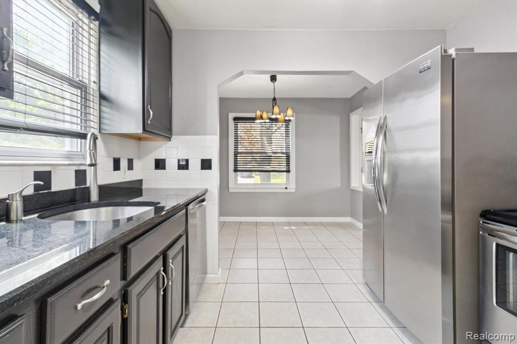 812 N KENWOOD Avenue, Royal Oak, MI 48067 — Photo 18