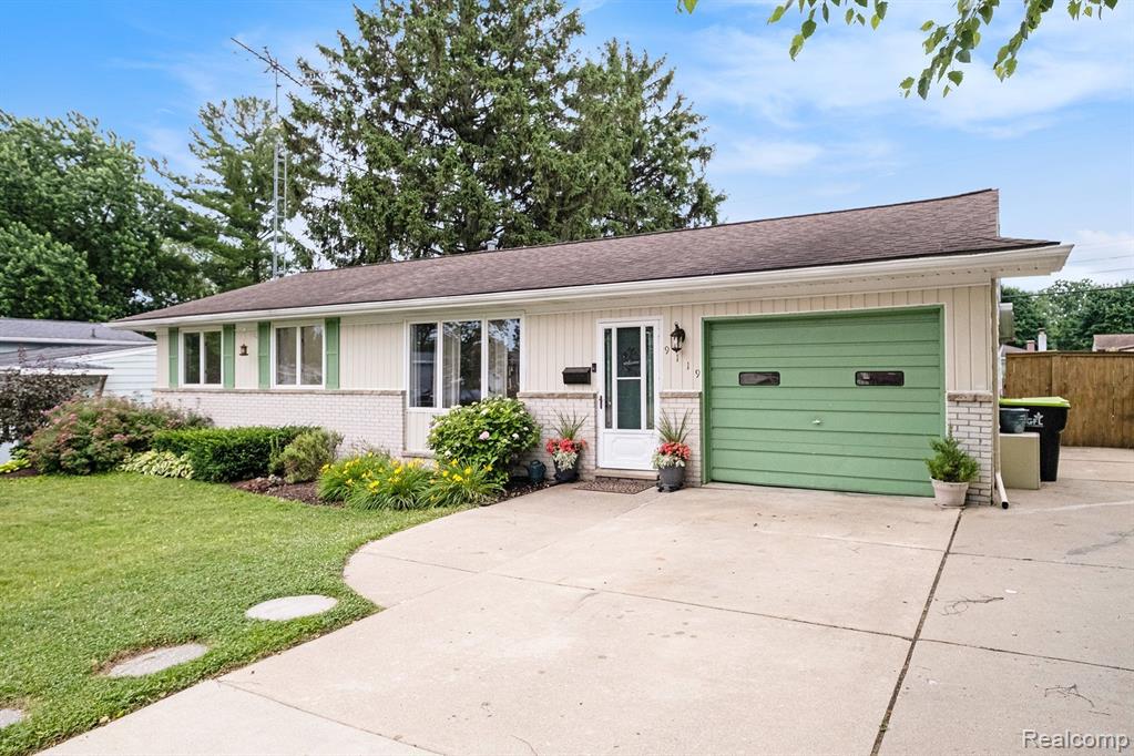 9119 CHESTERFIELD Drive, Swartz Creek, MI 48473 — Photo 5