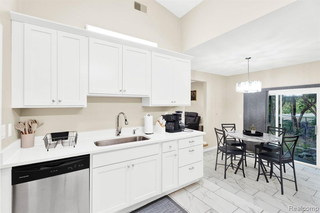 5481 Sunnycrest Drive, West Bloomfield, MI 48323 — Photo 13