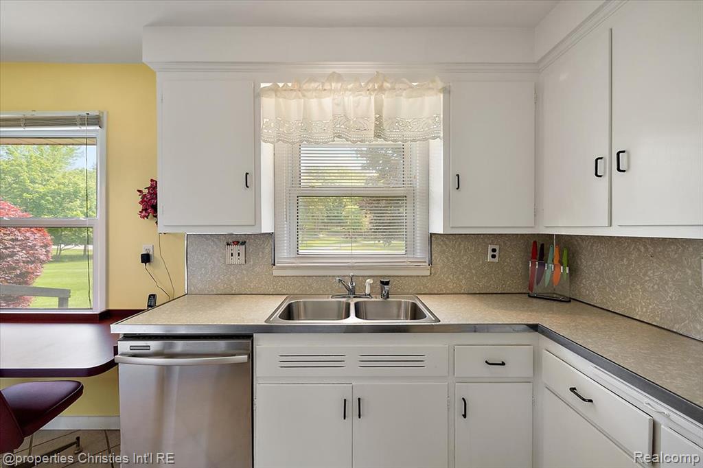 5252 Doherty Drive, West Bloomfield, MI 48323 — Photo 14