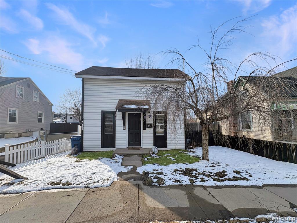 211 N Saginaw Street N, Holly, MI 48442 — front exterior
