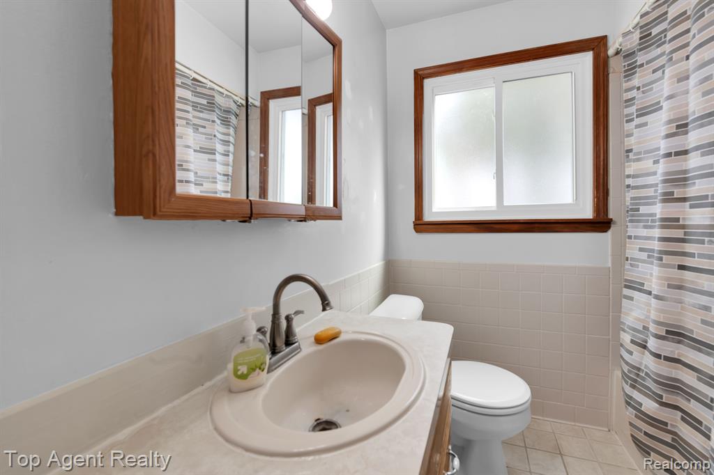 545 SONIA Avenue, Madison Heights, MI 48071 — Photo 17