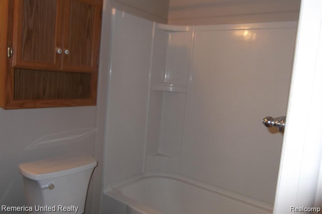 7020 VILLA Drive, Waterford, MI 48327 — Photo 8