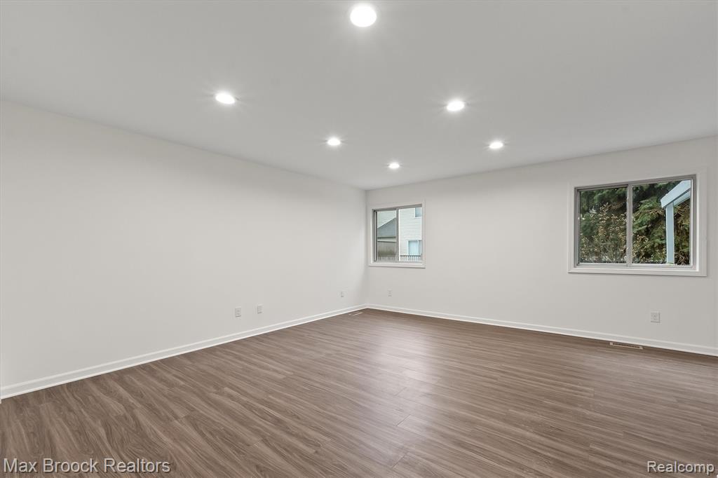 24530 Pineview Street, Oak Park, MI 48237 — Photo 8