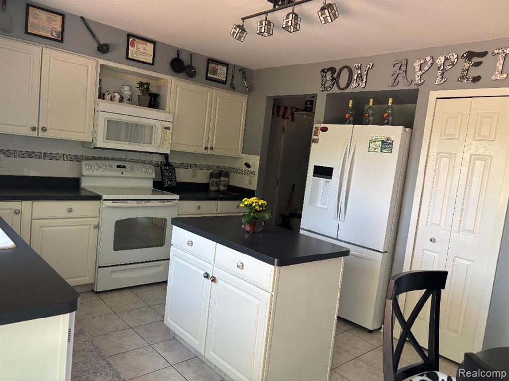 2136 Millstream Drive, Wixom, MI 48393 — Photo 4