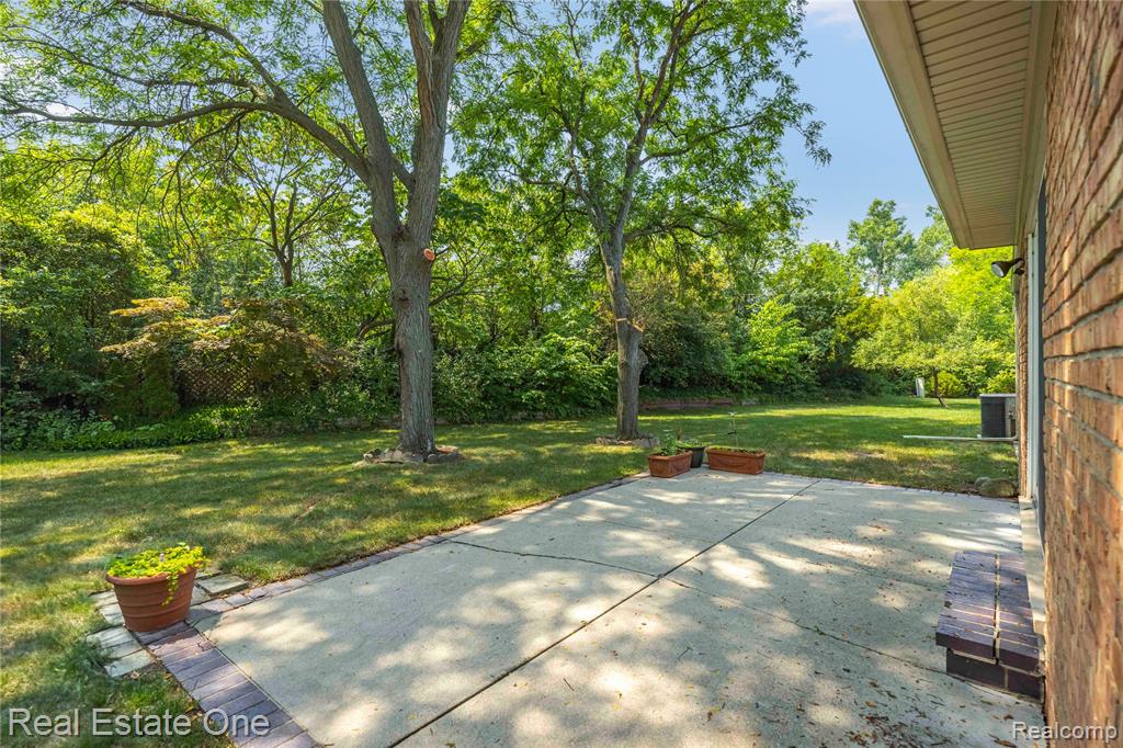 5487 Boros Drive, Troy, MI 48085 — Photo 35