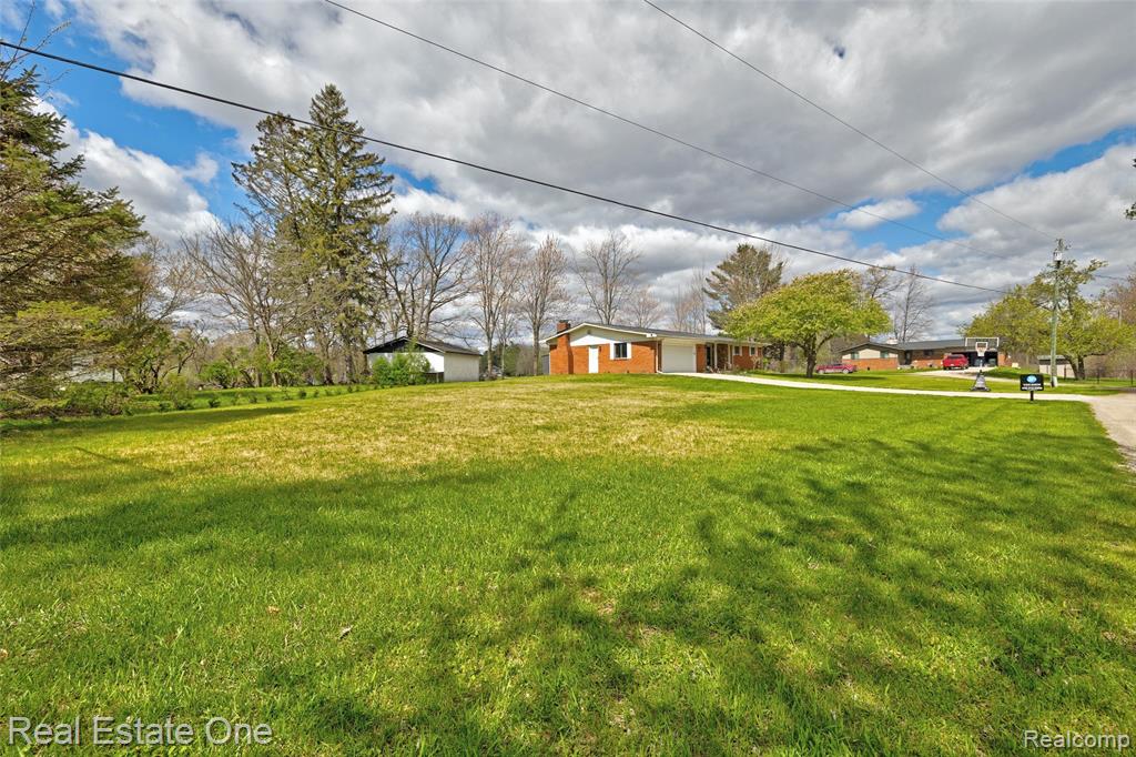 327 Coats Road, Lake Orion, MI 48362 — Photo 8