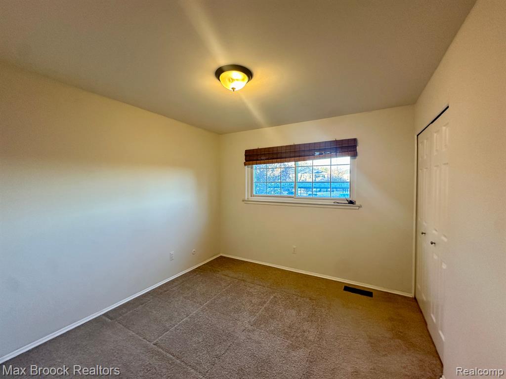 647 E FOX HILLS Drive, Bloomfield Hills, MI 48304 — Photo 14