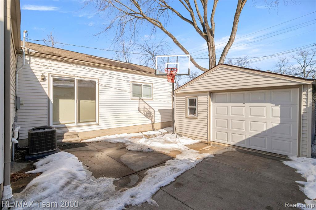 2076 Thomas Avenue, Berkley, MI 48072 — Photo 47