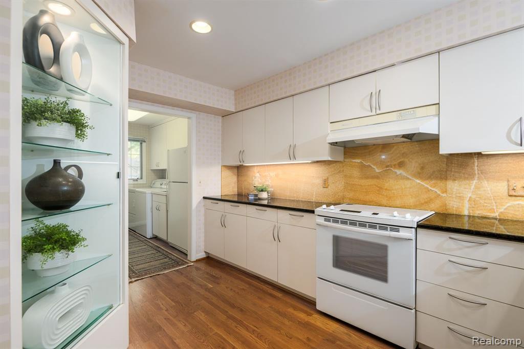 2462 HICKORY GLEN Drive, Bloomfield Hills, MI 48304 — Photo 13