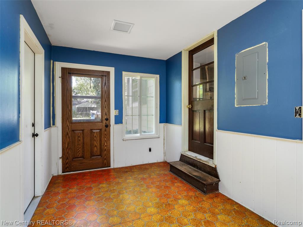 5933 Dwight Avenue, Waterford, MI 48327 — Photo 12