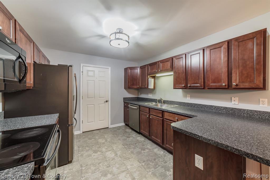 1032 SHIAWASSEE Circle, Howell, MI 48843 — Photo 33