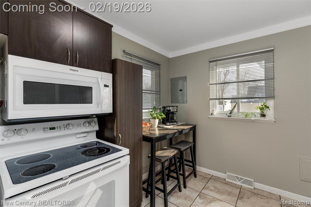 896 E Dallas Avenue, Madison Heights, MI 48071 — Photo 12