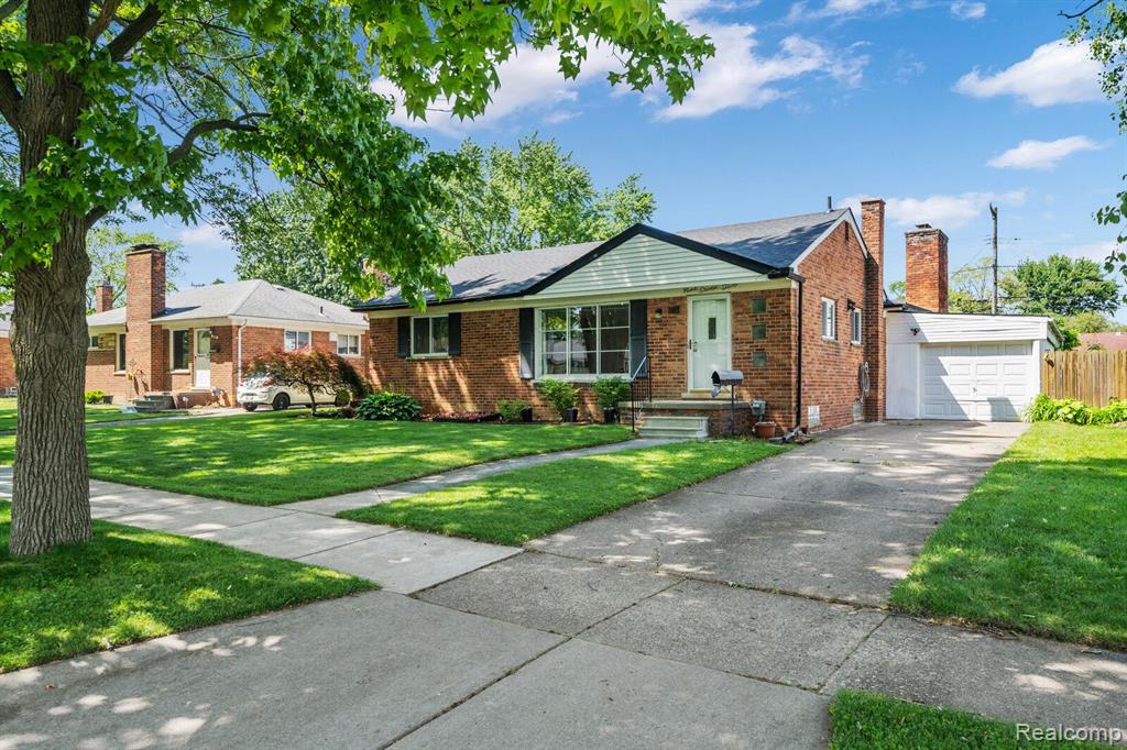 972 N ESPLANADE Street, Mount Clemens, MI 48043 — Photo 2
