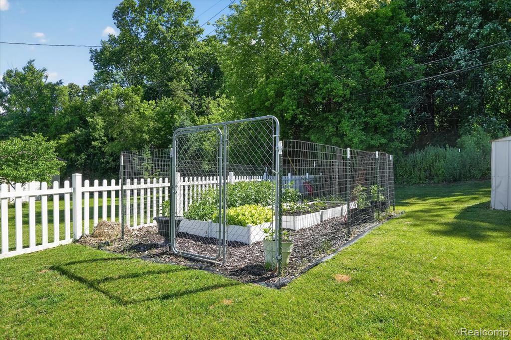 852 Manor Drive, Milford, MI 48381 — Photo 38