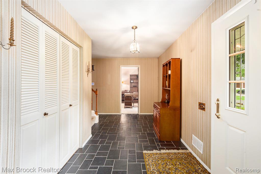 942 S Shady Hollow Circle, Bloomfield Hills, MI 48304 — Photo 2
