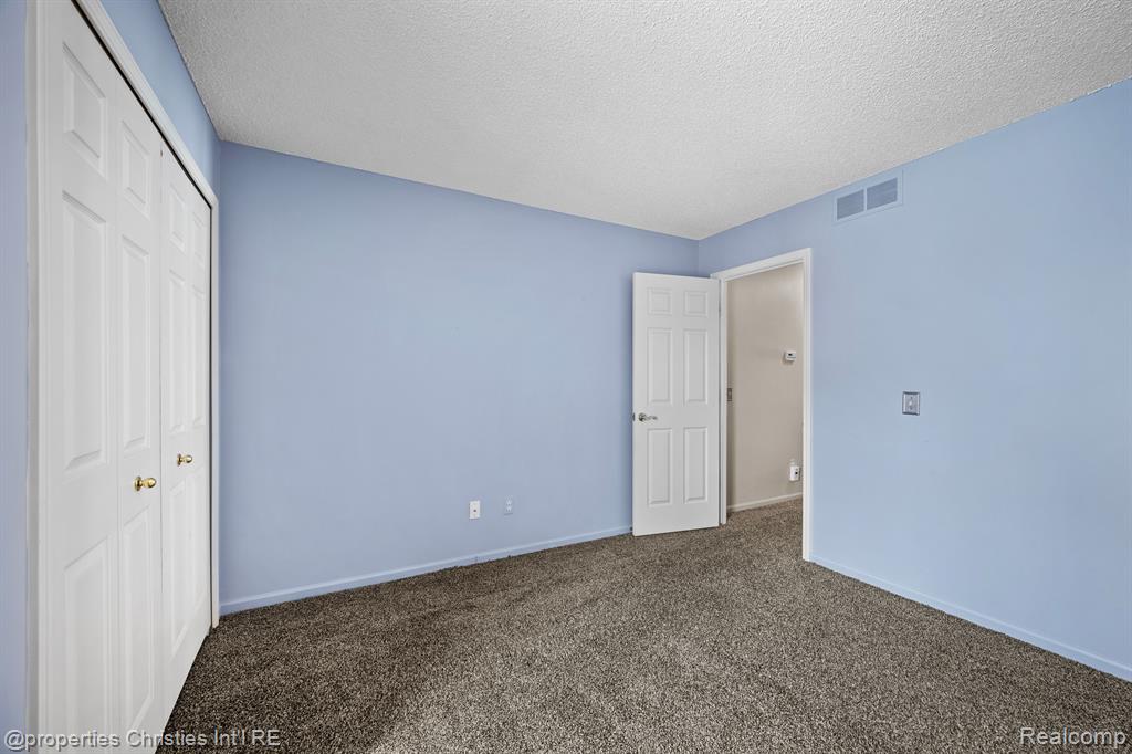 35204 KNOLLWOOD Lane, Farmington Hills, MI 48335 — Photo 14