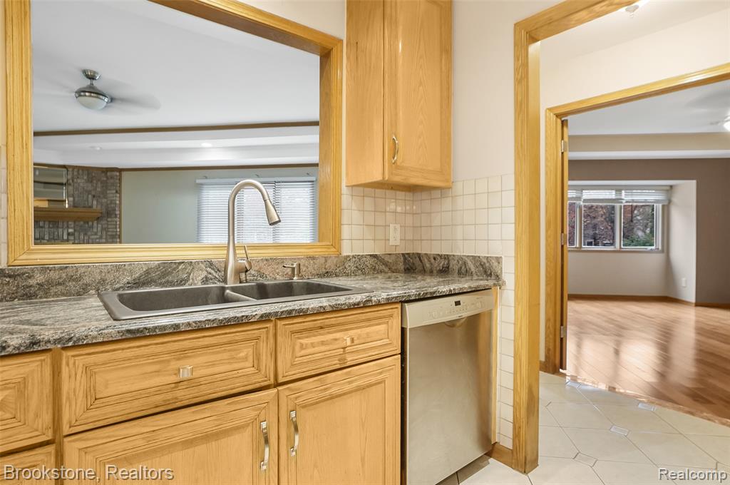 8948 Chestnut Run Drive, Shelby Twp, MI 48317 — Photo 10