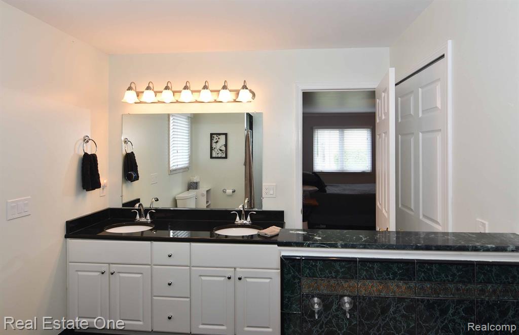 42388 Shulock Drive, Clinton Twp, MI 48038 — Photo 18