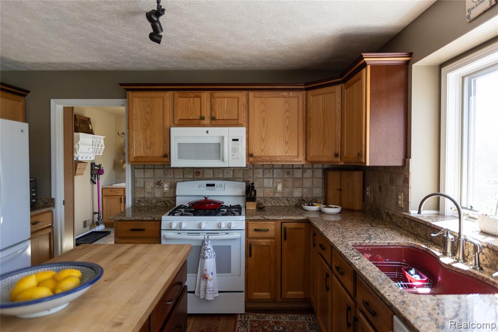 7988 Hillside Lakes Drive, Brighton, MI 48116 — Photo 8