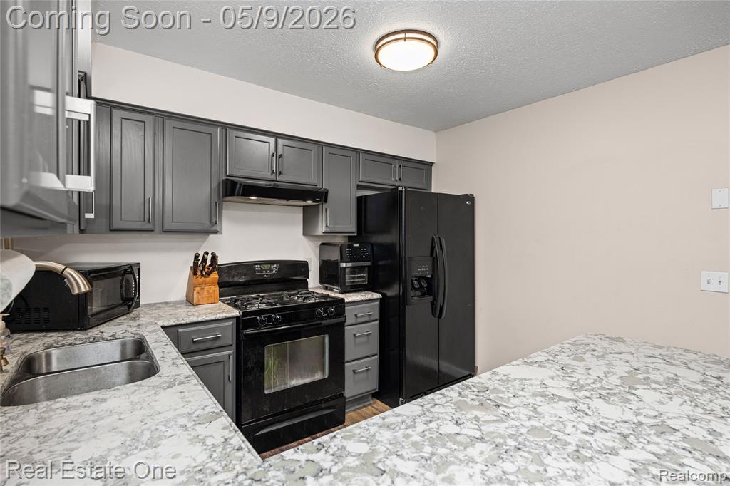 537 Woodbridge Circle, Waterford, MI 48327 — Photo 18